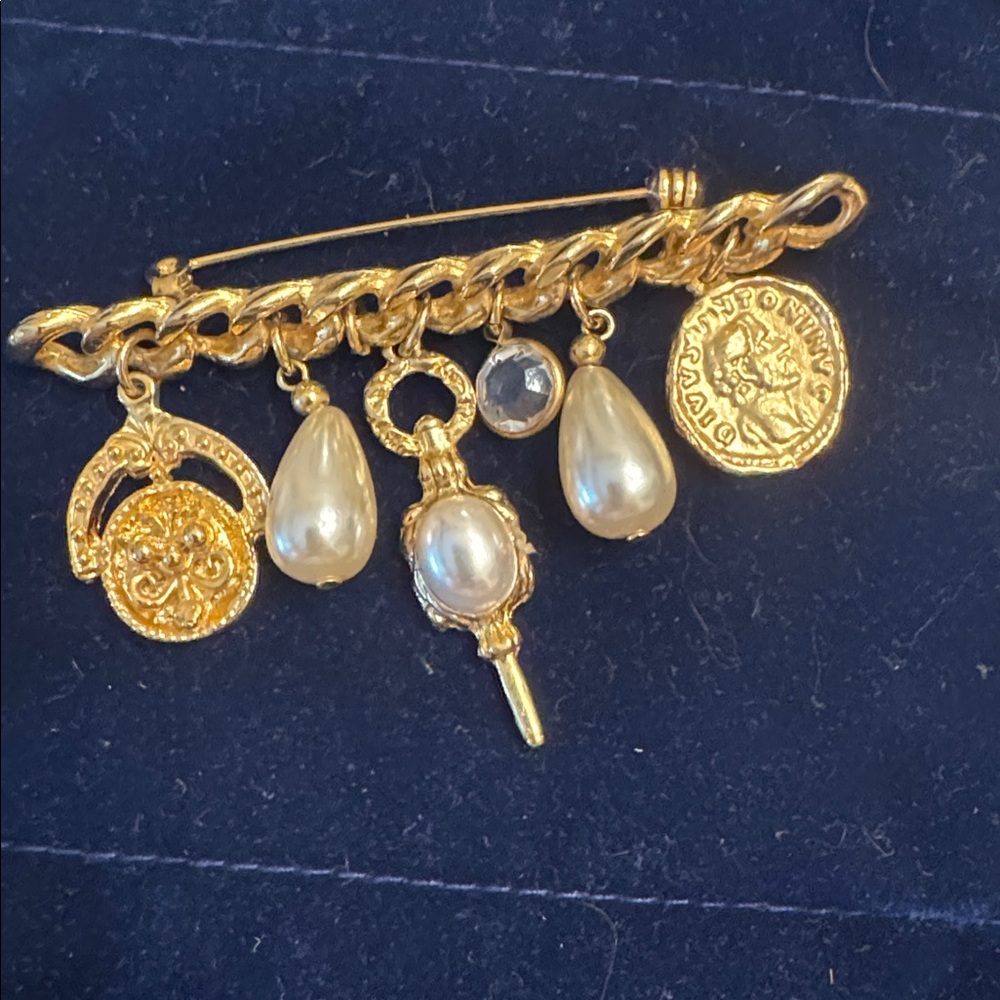 Coin & pearl like charms on a gold toned pin w/ crystal 🐈‍⬛